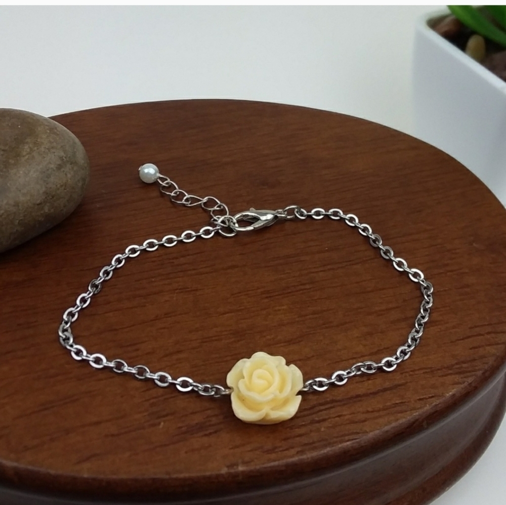 NWT Beautiful Yellow Resin Rose Bead Silver Bracelet!